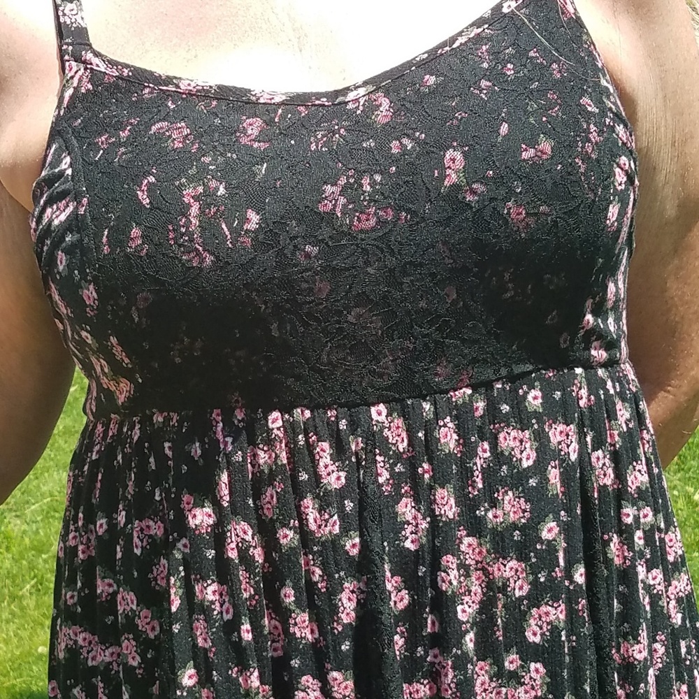 Beautiful flowing maxi - Picture 3 of 8